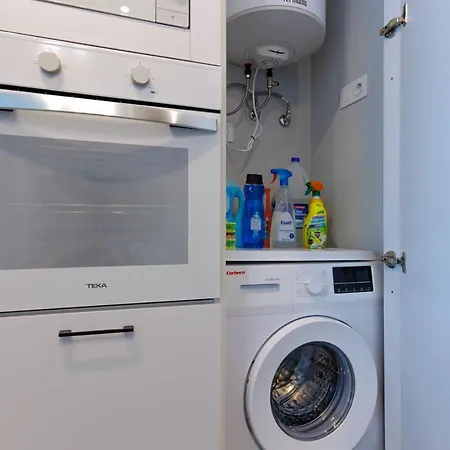 Elegant 2 Bedrooms Flat 5 Minutes From The Sea & Free Parking *