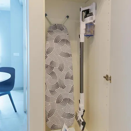 Elegant 2 Bedrooms Flat 5 Minutes From The Sea & Free Parking דירה