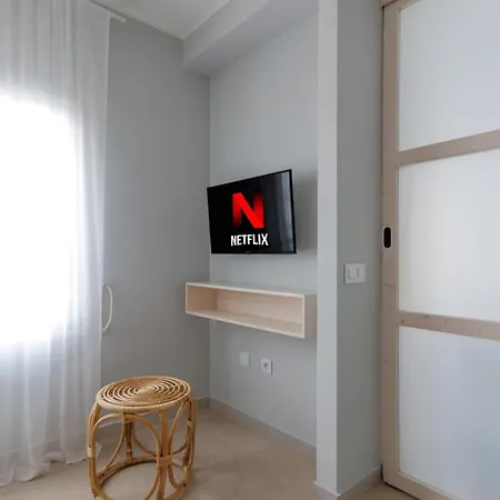 Elegant 2 Bedrooms Flat 5 Minutes From The Sea & Free Parking דירה *