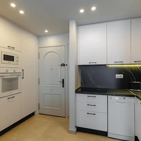 Elegant 2 Bedrooms Flat 5 Minutes From The Sea & Free Parking *