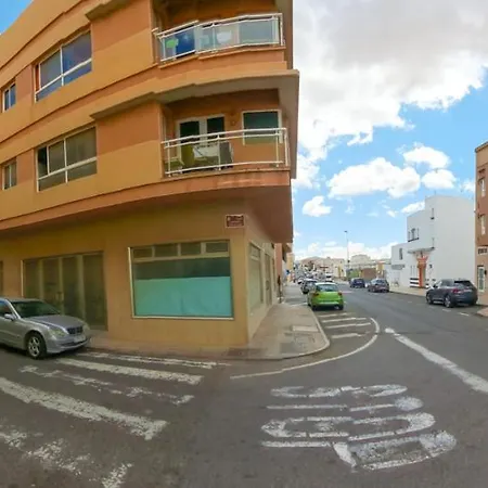 Elegant 2 Bedrooms Flat 5 Minutes From The Sea & Free Parking *