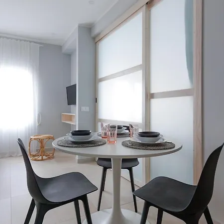 Elegant 2 Bedrooms Flat 5 Minutes From The Sea & Free Parking *