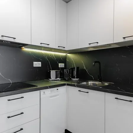 Elegant 2 Bedrooms Flat 5 Minutes From The Sea & Free Parking Lägenhet *