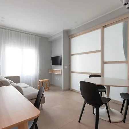 Elegant 2 Bedrooms Flat 5 Minutes From The Sea & Free Parking