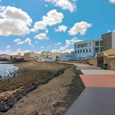 Elegant 2 Bedrooms Flat 5 Minutes From The Sea & Free Parking *