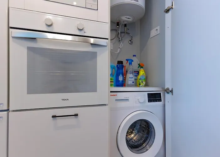 Elegant 2 Bedrooms Flat 5 Minutes From The Sea & Free Parking *