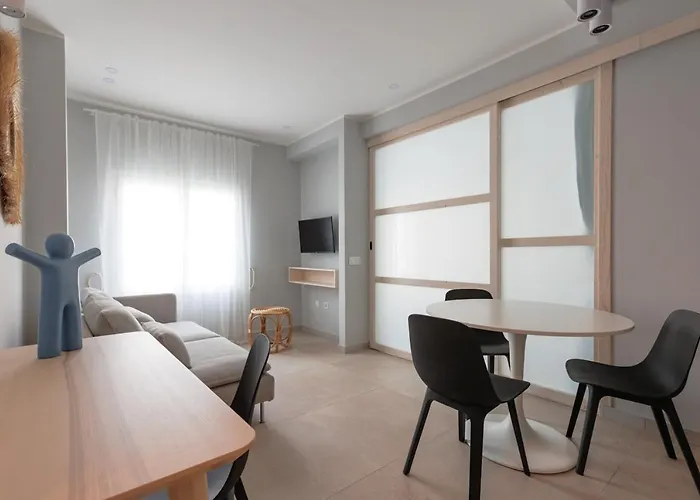 Elegant 2 Bedrooms Flat 5 Minutes From The Sea & Free Parking