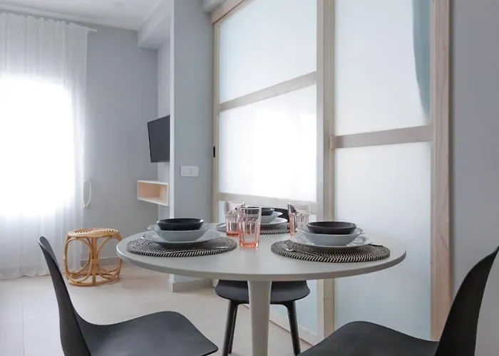 Elegant 2 Bedrooms Flat 5 Minutes From The Sea & Free Parking *