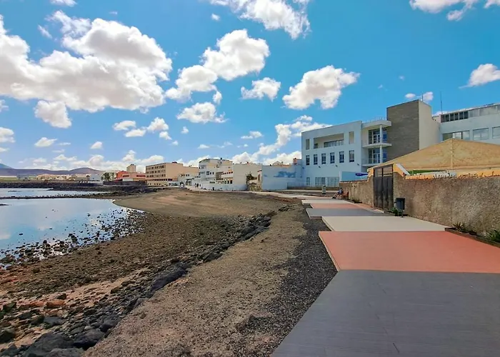 Elegant 2 Bedrooms Flat 5 Minutes From The Sea & Free Parking *