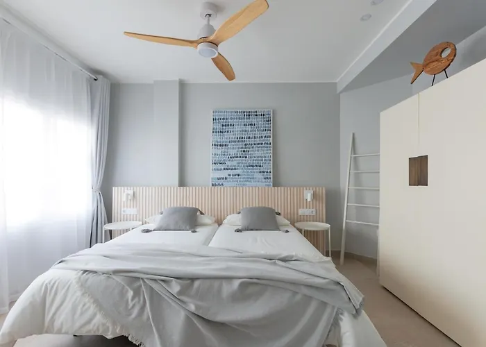 Elegant 2 Bedrooms Flat 5 Minutes From The Sea & Free Parking