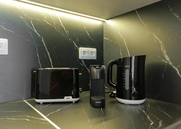 Апартаменты Elegant 2 Bedrooms Flat 5 Minutes From The Sea & Free Parking