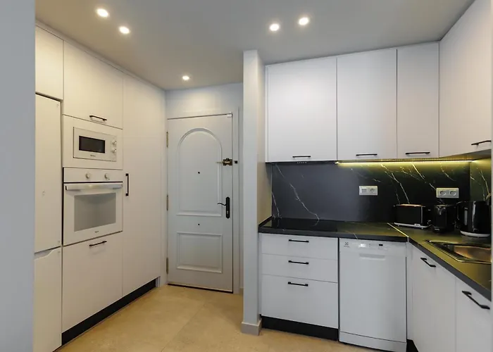 Elegant 2 Bedrooms Flat 5 Minutes From The Sea & Free Parking *