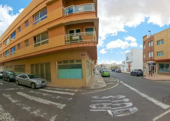 Elegant 2 Bedrooms Flat 5 Minutes From The Sea & Free Parking *